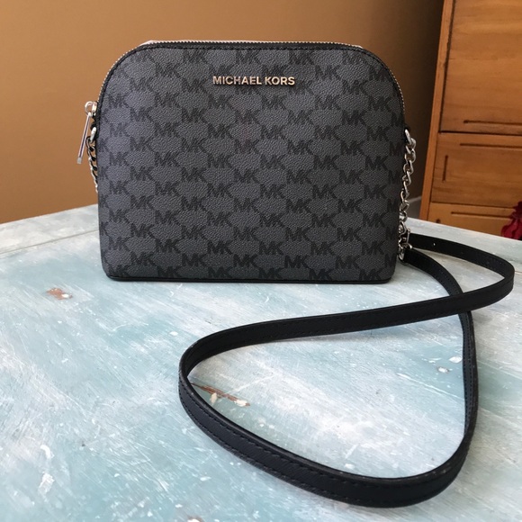 Michael Kors Handbags - 🌻🌻 SOLD 🌻🌻